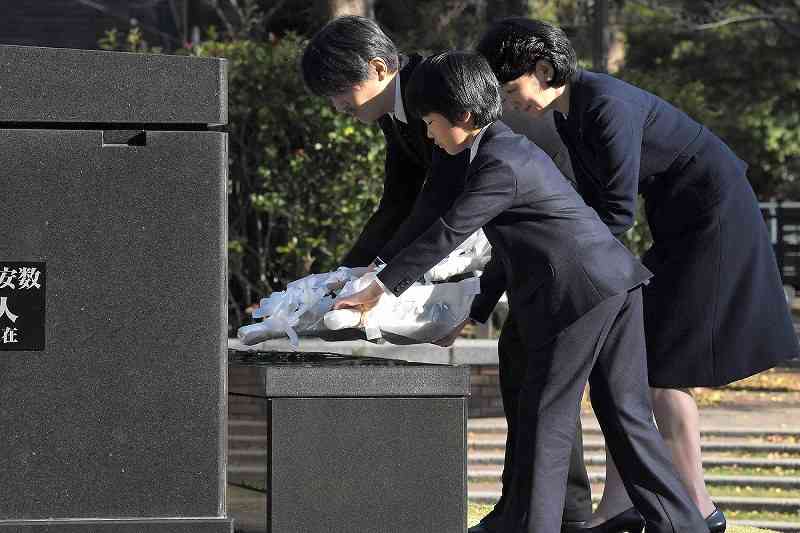 秋篠宮ご夫妻と悠仁さま 長崎で原爆の犠牲者を慰霊