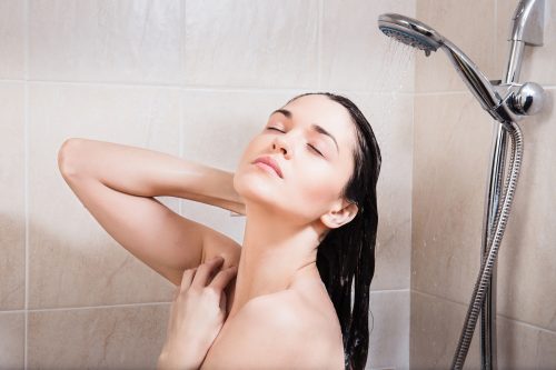 シャンプー原液は…待った!美容師が指摘「髪が老けやすい」ケア5つ