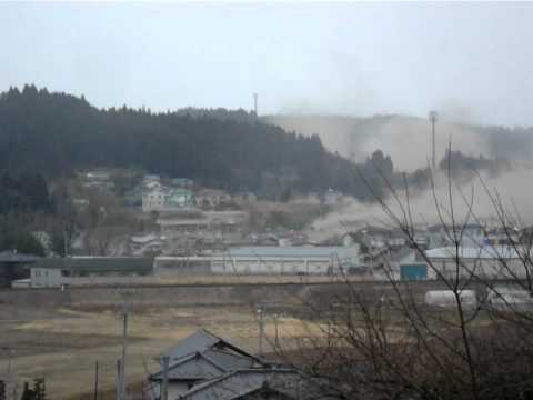 南三陸町志津川高校から見た津波の様子　Tsunami attacking in Minami-Sanriku - YouTube