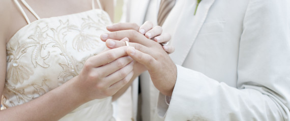 内閣府の婚活支援案に批判　「独身者ハラスメント懸念」