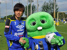 ガチャピン、ムックを食べようとする写真をツイッターにアップ→怖いと話題に