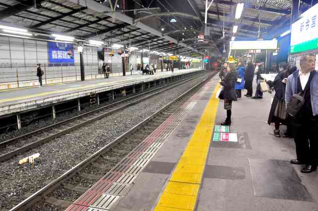 線路突き落とし事件、殺人未遂容疑で男を逮捕　大阪府警：朝日新聞デジタル
