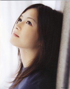 歌手yui「とても幸せ」一卵性の双子の男児出産