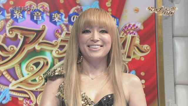浜崎あゆみ、肩出し＆ボディライン強調ワンピ姿披露で「細っ」「どんどん痩せてる？」