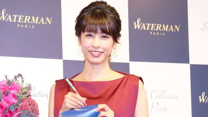 加藤綾子　ローズカラーのノースリーブドレスでエレガントに