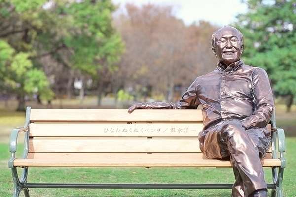 宮崎県が制作！温水洋一のリアル銅像がベンチに座ってお出迎え