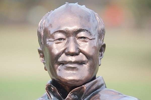 宮崎県が制作！温水洋一のリアル銅像がベンチに座ってお出迎え – しらべぇ ｜ 気になるアレを大調査ニュース！