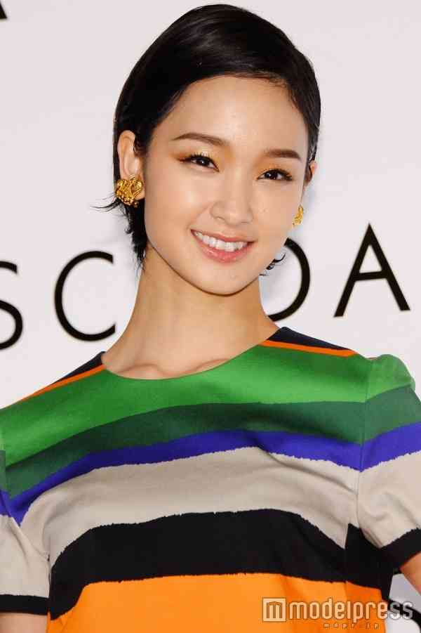 剛力彩芽、胸元SEXYドレスで大人の色気 初の抜擢でイメージ新たに