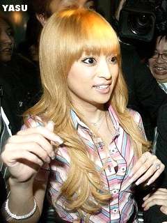 浜崎あゆみ、肩出し＆ボディライン強調ワンピ姿披露で「細っ」「どんどん痩せてる？」