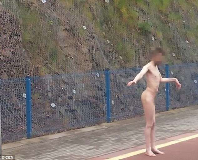 【世界が震撼】謎の四つん這い男の正体判明！自分を「野生の虎」だと勘違いしていた！