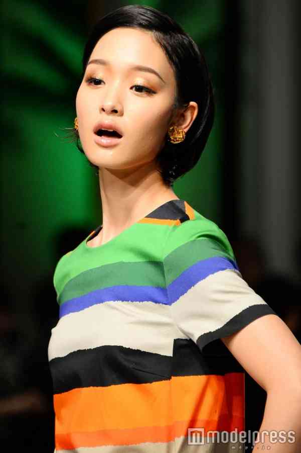 剛力彩芽、胸元SEXYドレスで大人の色気 初の抜擢でイメージ新たに