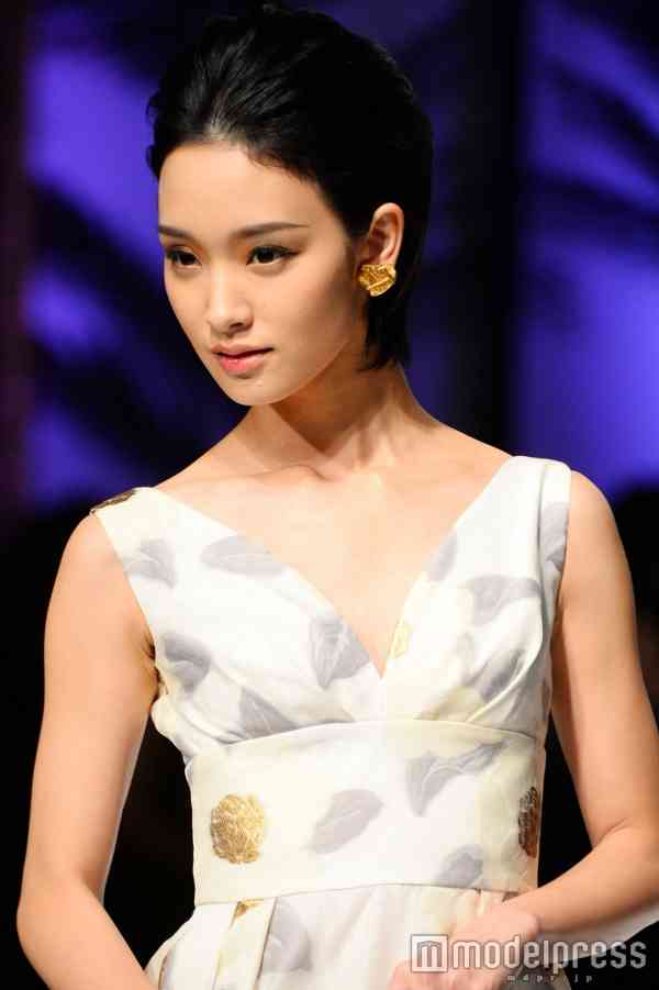 剛力彩芽、胸元SEXYドレスで大人の色気　初の抜擢でイメージ新たに - モデルプレス