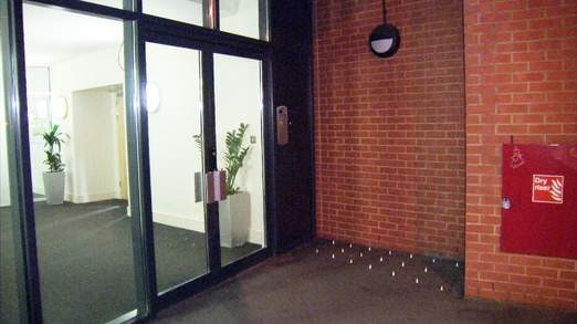 首都高高架下そばのブロック敷き詰めは「ホームレス対策」？著名人らの拡散に真相判明で話題に