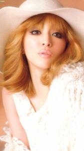 浜崎あゆみ、肩出し＆ボディライン強調ワンピ姿披露で「細っ」「どんどん痩せてる？」