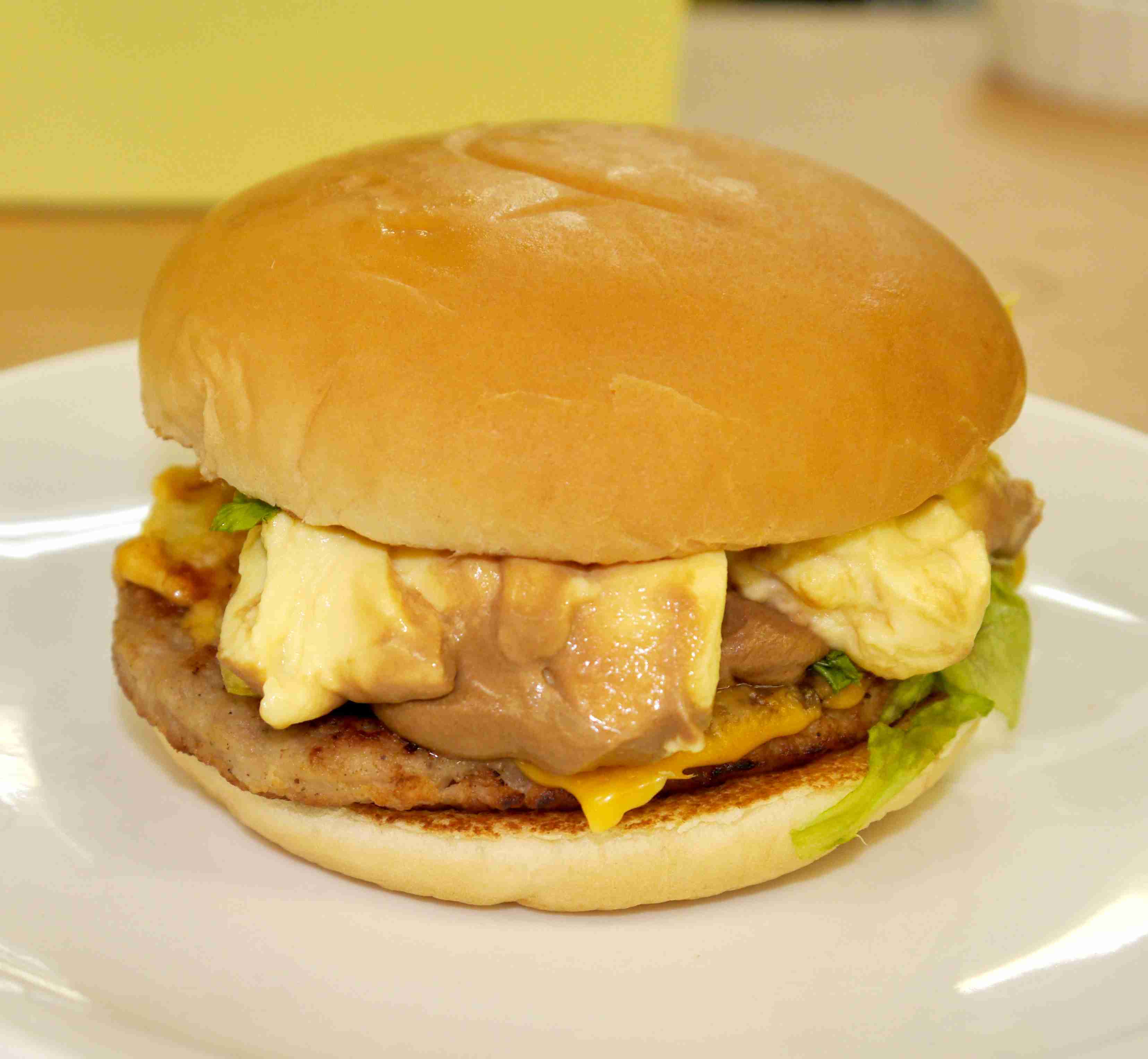 【新商品発表前】マクドナルドのハンバーガーに「ポムポムプリン」を挟んで食べてみた | ロケットニュース24