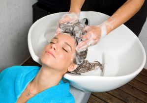 命の危険がある「美容室脳卒中症候群」とは？シャンプーの最中に頭痛や吐き気がしたら要注意