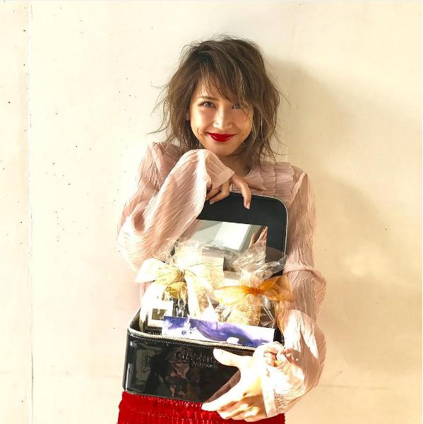 紗栄子が「平野ノラっぽい!」赤いリップを纏った1枚に意外な反響