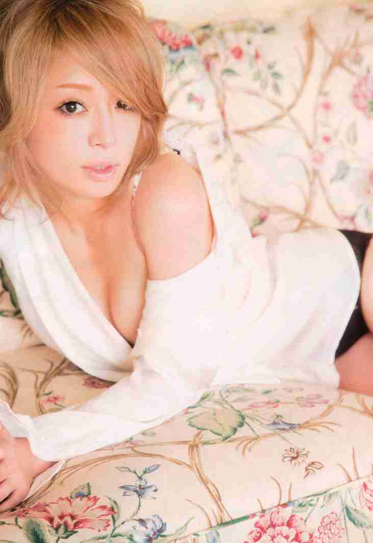 浜崎あゆみ、肩出し＆ボディライン強調ワンピ姿披露で「細っ」「どんどん痩せてる？」