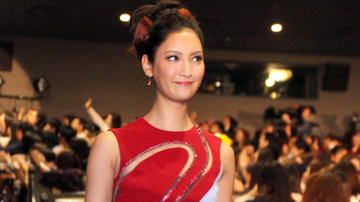 菜々緒、深スリットドレスで美脚解放　体当たり演技を語る