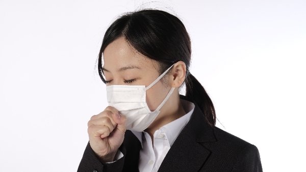 携帯ショップで「笑顔が見えなくなるからマスク禁止」ルールに驚いた人のツイートに反響