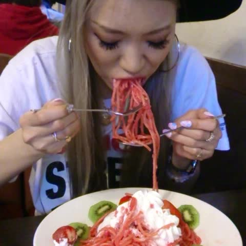 食べてる女の子の画像