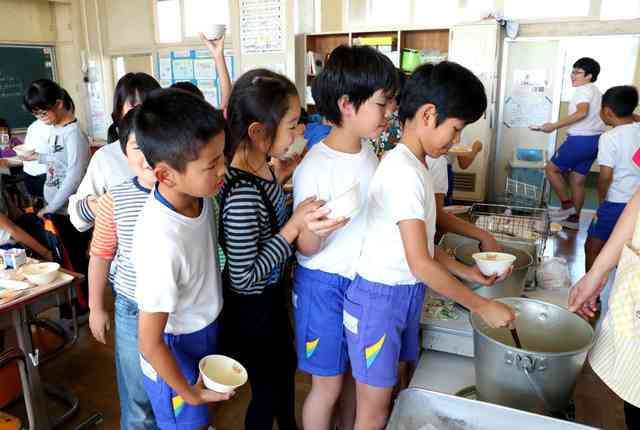 給食無償化、自治体が渋るのは　「未納」は解消するが…：朝日新聞デジタル