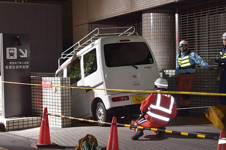 地下鉄の階段に車＝50代男性「駐車場と勘違い」－東京