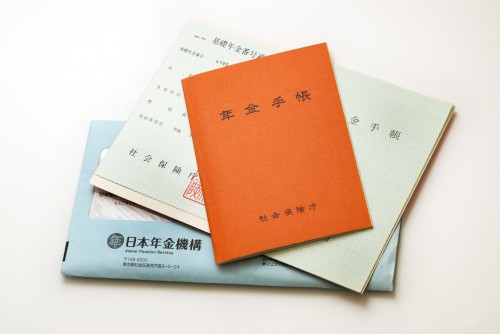 年金滞納者、9割が免除対象　低所得者の強制徴収に限界