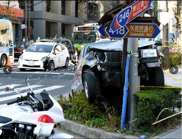 タクシーが歩道に乗り上げ5人けが  東京・南青山