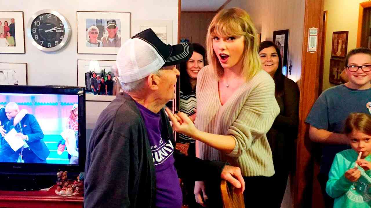 Taylor Swift surprises 96-year-old veteran for Christmas - YouTube