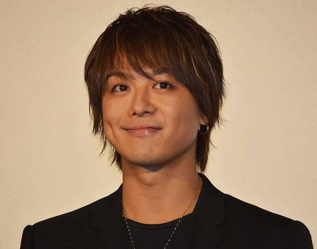 EXILE TAKAHIROの爽やかな笑みにドキッ 巨大“なぞかけ”ポスターが登場