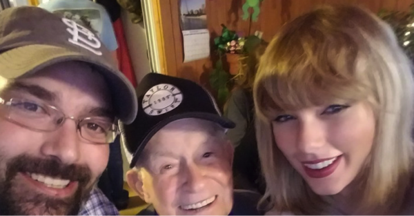テイラー・スウィフト、最高齢96歳のファンへのクリスマスプレゼントが素敵すぎる - Spotlight (スポットライト)