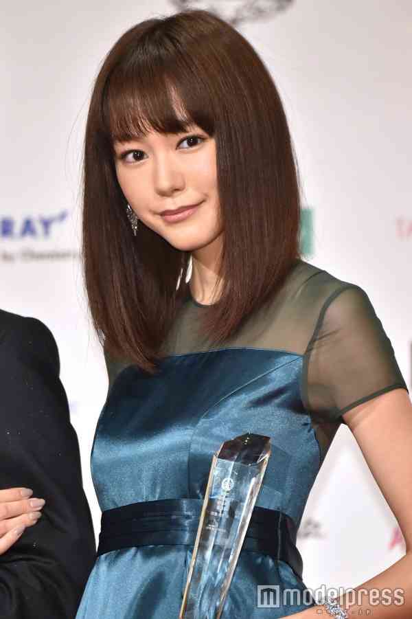 【2016年末特集】長澤まさみ、石原さとみ、ローラら華やかドレスアップ総まとめ！