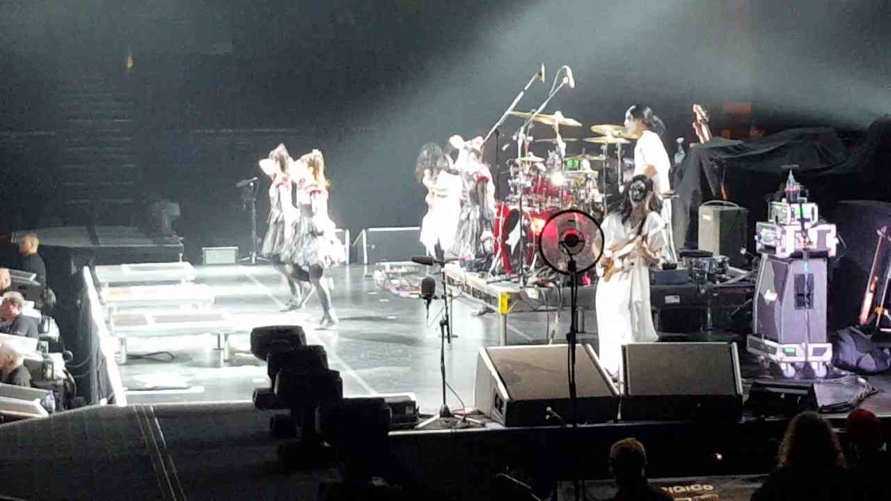 BabyMetal - Catch Me If You Can - Birmingham Genting Arena - 11/12/2016 - YouTube