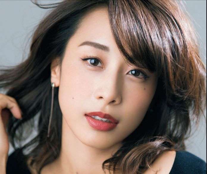加藤綾子　ローズカラーのノースリーブドレスでエレガントに
