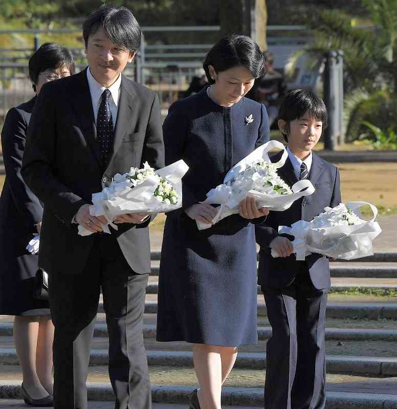 秋篠宮ご夫妻と悠仁さま 長崎で原爆の犠牲者を慰霊