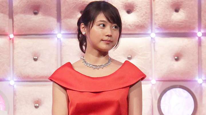 有村架純：ドレス姿で美脚披露　肩出しでセクシーに