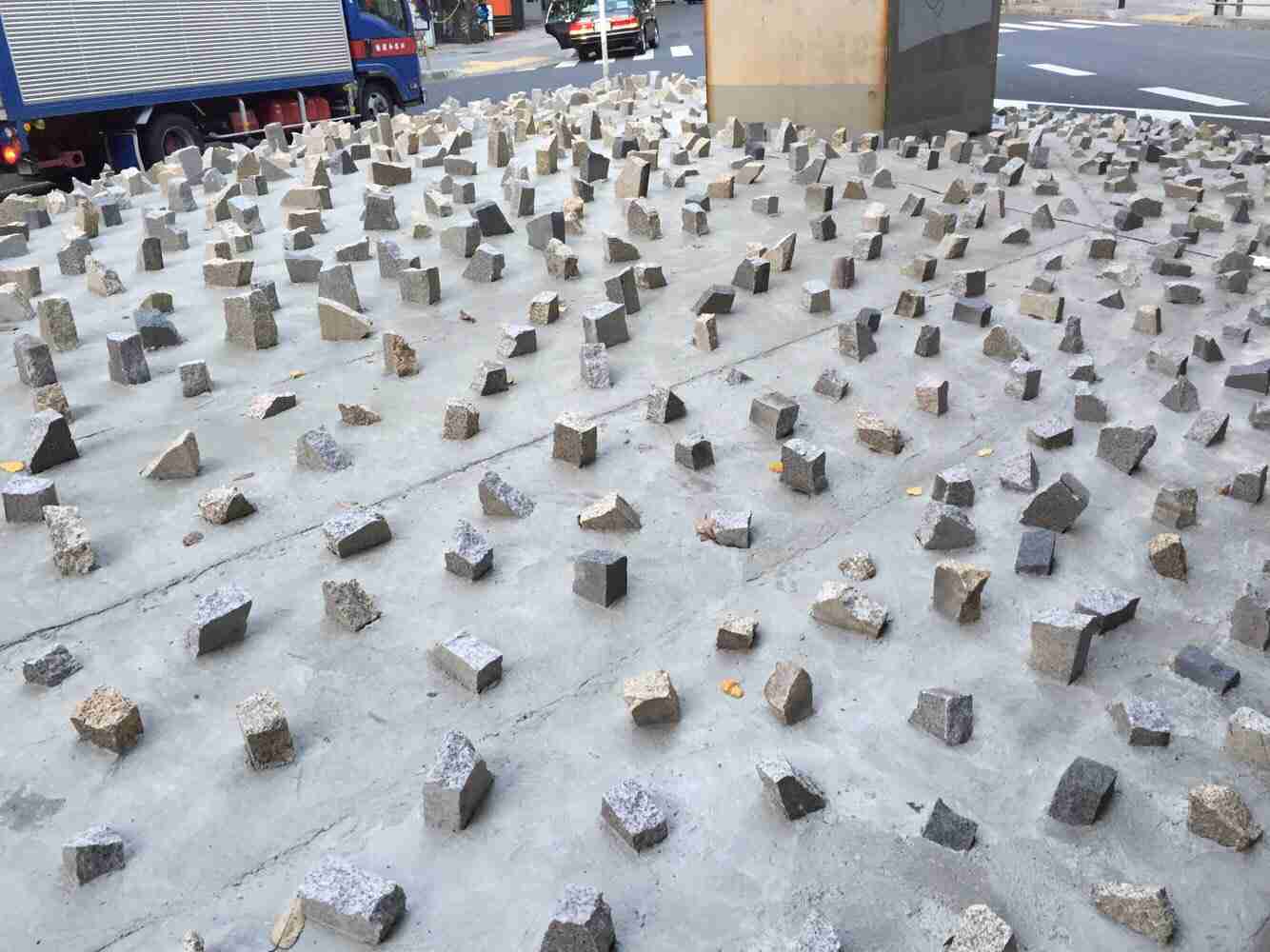 渋谷の首都高下にホームレス除けのブロックがあると話題に　著名人が裏を取らずに批判ツイート | ゴゴ通信