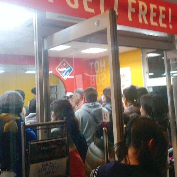 全国のドミノピザに持ち帰り客殺到、客がキレて店員が泣きだし警察も出動する地獄絵図 12/24 - NAVER まとめ