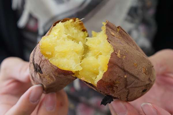 【保存版】アルミは巻くな！ 焼き芋を自宅で完璧に焼く極意をプロに聞いてきた！ - みんなのごはん