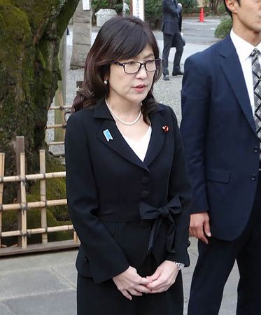 稲田明美防衛相が靖国神社参拝、就任後初「未来志向に立ち」
