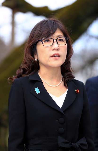 稲田防衛相が靖国神社参拝、就任後初「未来志向に立ち」：朝日新聞デジタル