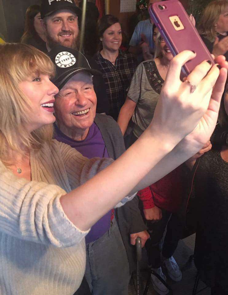 テイラー・スウィフト、最高齢96歳のファンへのクリスマスプレゼントが素敵すぎる