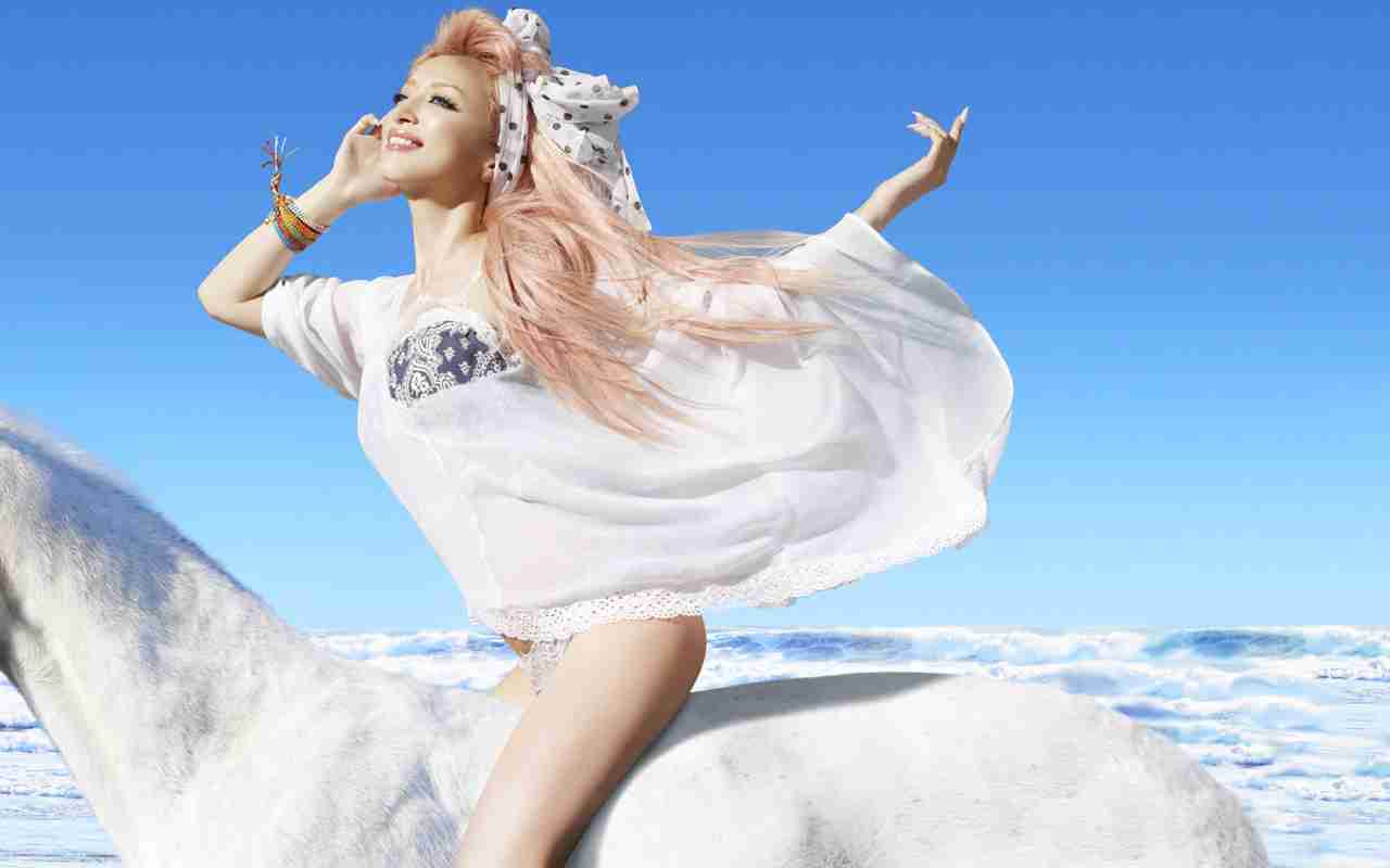 浜崎あゆみ、肩出し＆ボディライン強調ワンピ姿披露で「細っ」「どんどん痩せてる？」