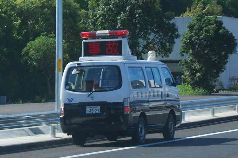 コンクリ壁に激突、親子4人死傷…「眠っていた」ブレーキ痕なく