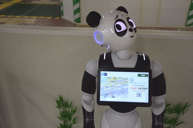 上野駅の『パンダPepperくん』の目つきが話題にw