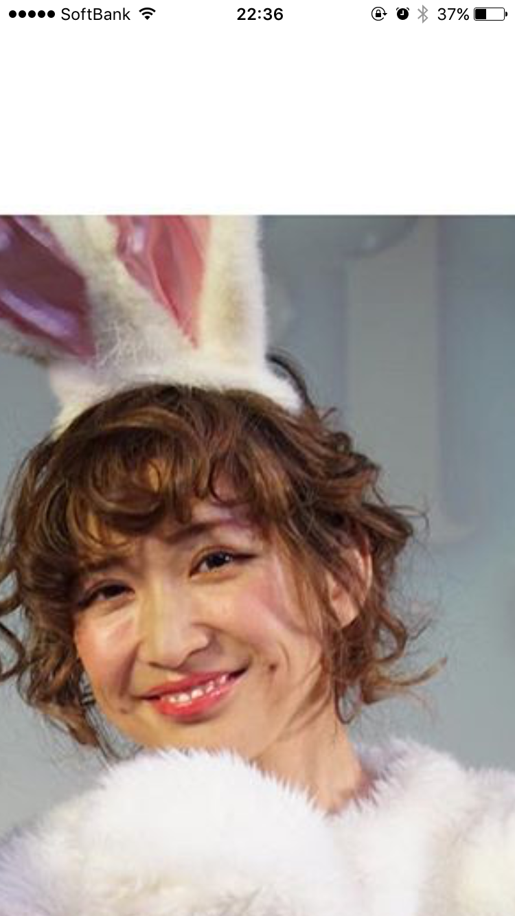 紗栄子が「平野ノラっぽい!」赤いリップを纏った1枚に意外な反響