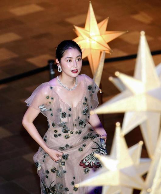 長澤まさみ　透けドレスでセクシー胸元