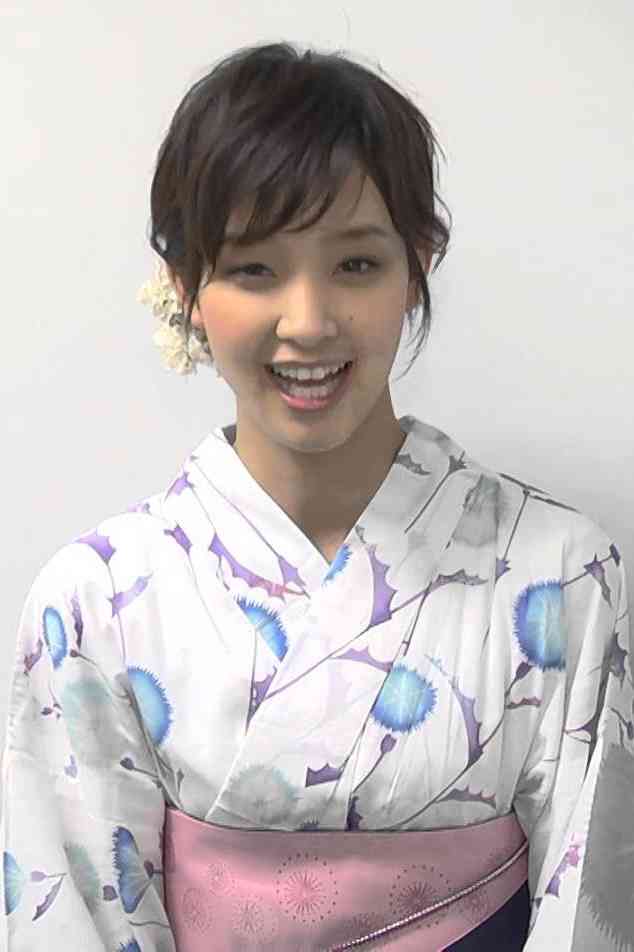 剛力彩芽、胸元SEXYドレスで大人の色気 初の抜擢でイメージ新たに