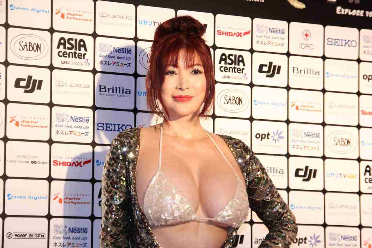 叶姉妹:ゴージャスドレスでコミケに参戦 1000円札30万円分持参